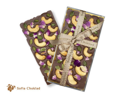 Mjölkchoklad med Blandade Nötter & Rosenblad – En Blommig Njutning för B2B - 10 Pack.